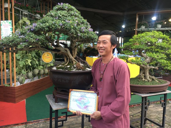 Nghệ sĩ Hoài Linh đoạt giải nhất cuộc thi cây Bonsai ảnh 4
