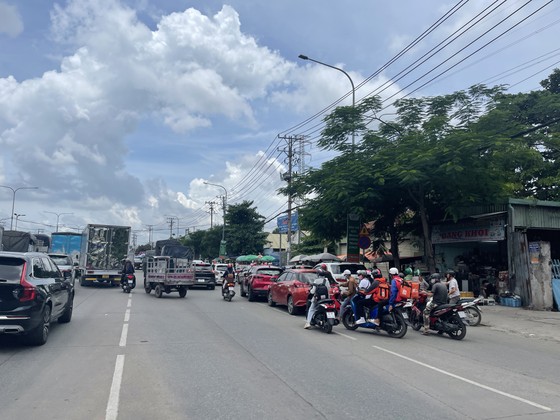 Trạm thu phí An Sương – An Lạc ùn ứ nghiêm trọng trong ngày đầu thu phí không dừng, 4 xe 'chết máy' ảnh 2
