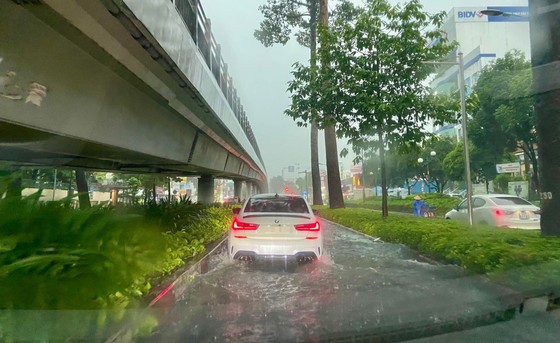 TPHCM mưa xối xả, đường phố ngập nặng, giao thông rối loạn ảnh 5