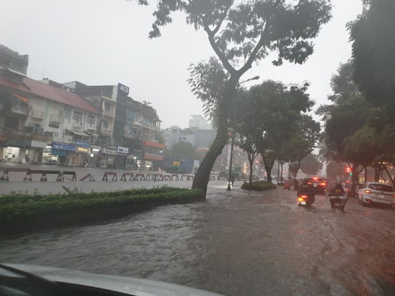TPHCM mưa xối xả, đường phố ngập nặng, giao thông rối loạn ảnh 1