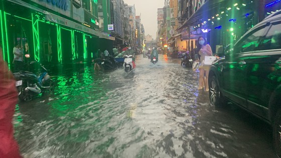 TPHCM mưa xối xả, đường phố ngập nặng, giao thông rối loạn ảnh 2