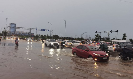 TPHCM mưa xối xả, đường phố ngập nặng, giao thông rối loạn ảnh 8