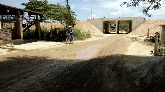 Xe quá tải “băm nát” đường dân sinh ở Quảng Ngãi ảnh 1