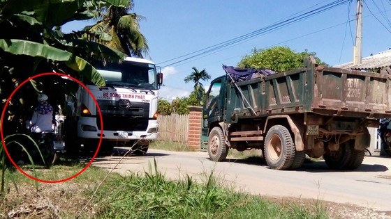 Xe quá tải “băm nát” đường dân sinh ở Quảng Ngãi ảnh 2