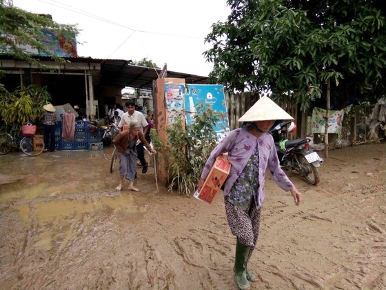 Đoàn thanh niên Quảng Ngãi cứu trợ bà con vùng ngập lụt ảnh 3