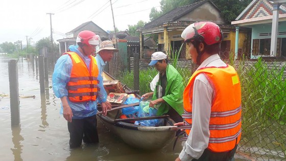 Đoàn thanh niên Quảng Ngãi cứu trợ bà con vùng ngập lụt ảnh 6