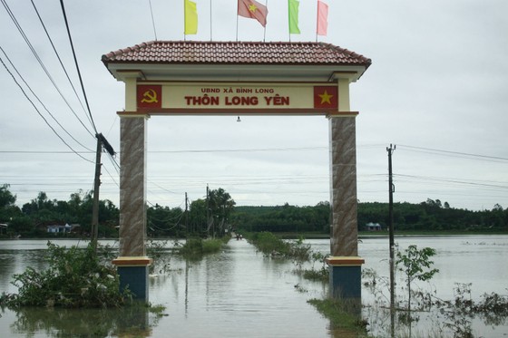 Đoàn thanh niên Quảng Ngãi cứu trợ bà con vùng ngập lụt ảnh 5