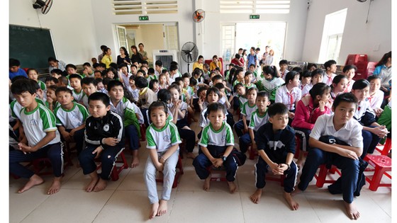 Trao tặng 20 máy vi tính cho Trung tâm nuôi dạy trẻ khuyết tật Võ Hồng Sơn ảnh 1