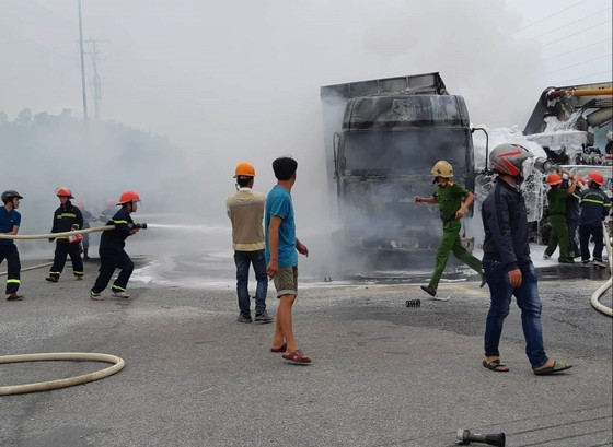 Quảng Ngãi: Va chạm xe tải và xe trộn bê tông bốc cháy dữ dội ảnh 2
