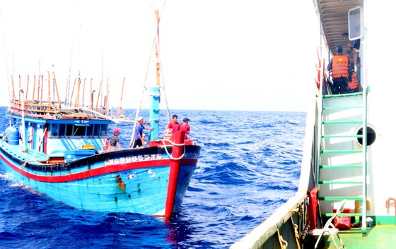 Lai dắt tàu cá ngư dân Quảng Ngãi gặp nạn về đảo Lý Sơn ảnh 2