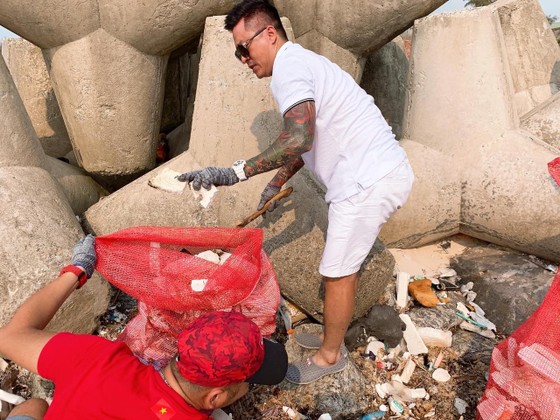 Ca sĩ Tuấn Hưng tham gia dọn sạch biển với người dân đảo Lý Sơn (Quảng Ngãi) ảnh 3