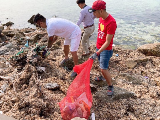 Ca sĩ Tuấn Hưng tham gia dọn sạch biển với người dân đảo Lý Sơn (Quảng Ngãi) ảnh 2