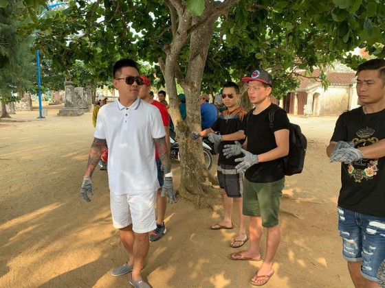 Ca sĩ Tuấn Hưng tham gia dọn sạch biển với người dân đảo Lý Sơn (Quảng Ngãi) ảnh 1