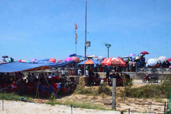 Hàng ngàn người dân đội nắng xem đua thuyền ở đảo Lý Sơn ảnh 2