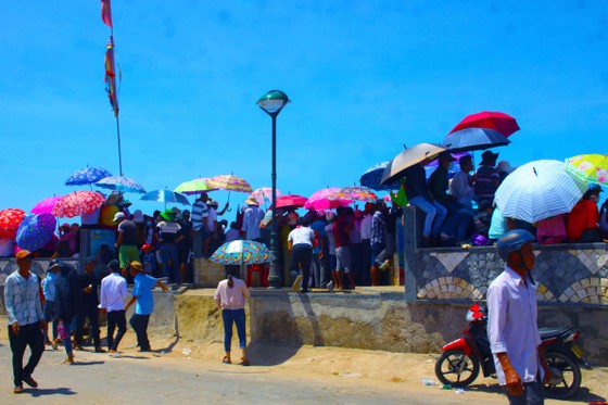 Hàng ngàn người dân đội nắng xem đua thuyền ở đảo Lý Sơn ảnh 3
