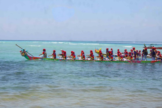Hàng ngàn người dân đội nắng xem đua thuyền ở đảo Lý Sơn ảnh 6