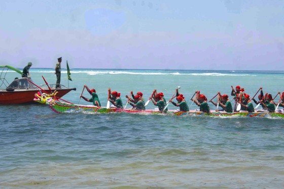 Hàng ngàn người dân đội nắng xem đua thuyền ở đảo Lý Sơn ảnh 5