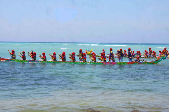 Hàng ngàn người dân đội nắng xem đua thuyền ở đảo Lý Sơn ảnh 1