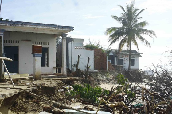 Quảng Ngãi: Hàng chục nhà dân bị sóng biển đánh sập ảnh 3