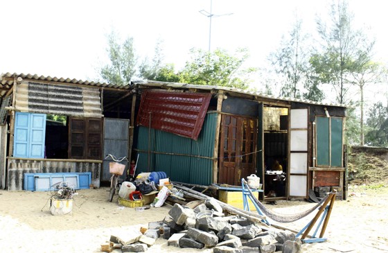Quảng Ngãi: Hàng chục nhà dân bị sóng biển đánh sập ảnh 1
