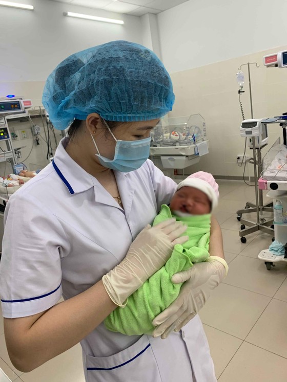 Một em bé dị tật vừa chào đời đã bị mẹ bỏ rơi ảnh 1
