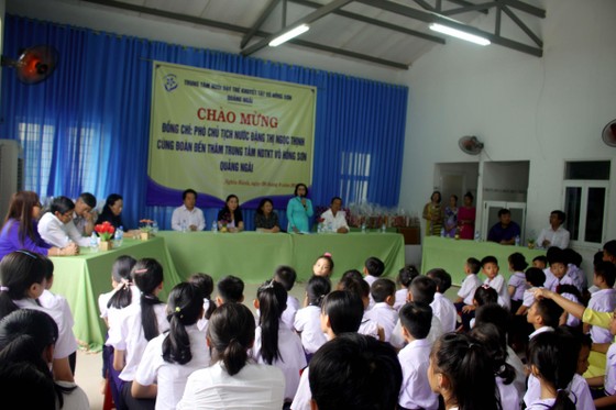 Phó Chủ tịch nước Đặng Thị Ngọc Thịnh thăm Trung tâm Võ Hồng Sơn ảnh 1