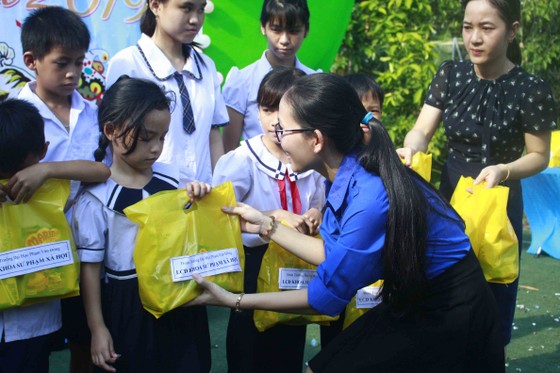 Tết Trung thu ở Trung tâm Nuôi dạy trẻ khuyết tật Võ Hồng Sơn ảnh 10