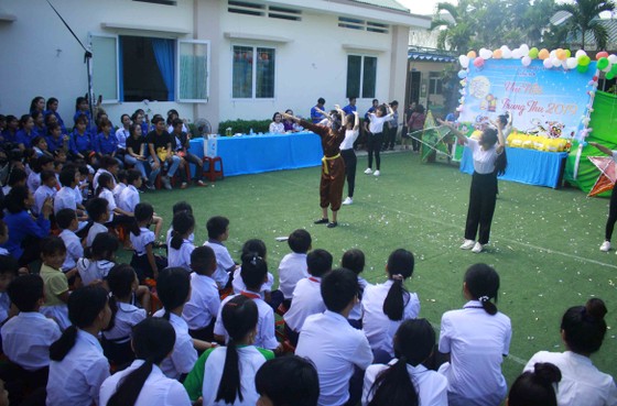 Tết Trung thu ở Trung tâm Nuôi dạy trẻ khuyết tật Võ Hồng Sơn ảnh 1