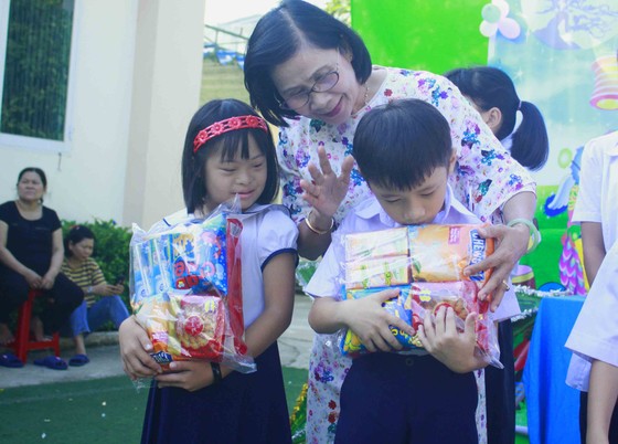 Tết Trung thu ở Trung tâm Nuôi dạy trẻ khuyết tật Võ Hồng Sơn ảnh 9