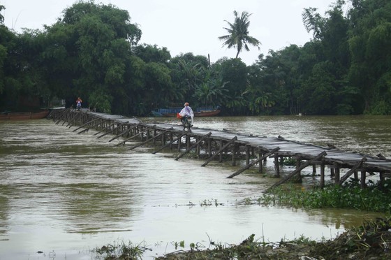 Người dân xóm 'ốc đảo' Đồng Min chèn chống để giữ cầu ảnh 6