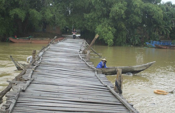 Người dân xóm 'ốc đảo' Đồng Min chèn chống để giữ cầu ảnh 8