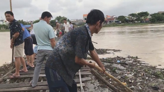 Người dân xóm 'ốc đảo' Đồng Min chèn chống để giữ cầu ảnh 3