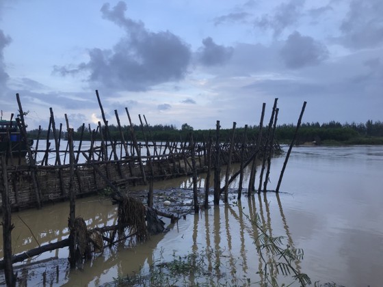 Người dân xóm 'ốc đảo' Đồng Min chèn chống để giữ cầu ảnh 2