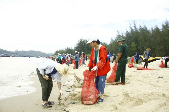 Củi, rác thải phủ khắp hạ lưu sông Trà Bồng sau bão số 5 ảnh 7