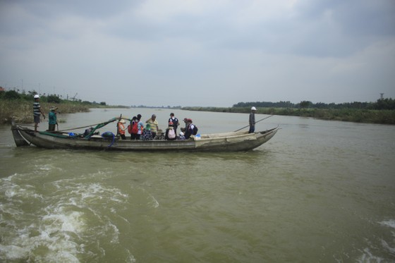 Nguy hiểm vượt sông của người dân giữa lòng sông Trà Khúc (Quảng Ngãi) ảnh 11