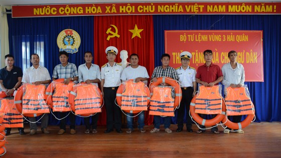 Quảng Ngãi: Bộ tư lệnh Vùng 3 Hải quân thăm, tặng quà ngư dân đảo Lý Sơn  ảnh 2