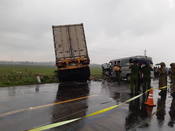 Quảng Ngãi: Tai nạn giữa xe container và xe khách, 2 người chết, 11 người bị thương ảnh 2