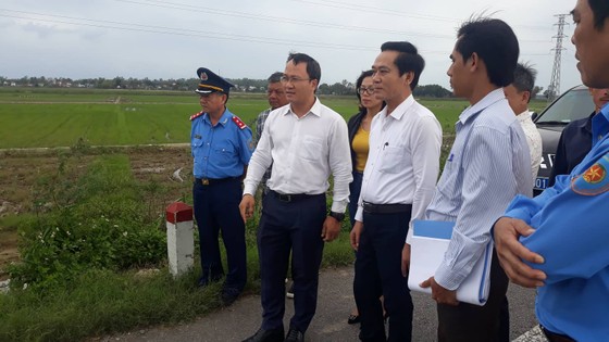Phó Chủ tịch Ủy ban ATGT Quốc gia khảo sát tuyến tránh Quốc lộ 1 qua huyện Mộ Đức (Quảng Ngãi) ảnh 1
