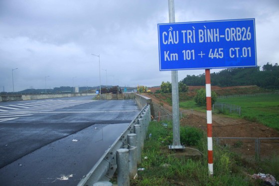 Đã quá 330 ngày chờ lún, vòng xoay Dung Quất nối cao tốc Đà Nẵng - Quảng Ngãi vẫn ngổn ngang ảnh 1