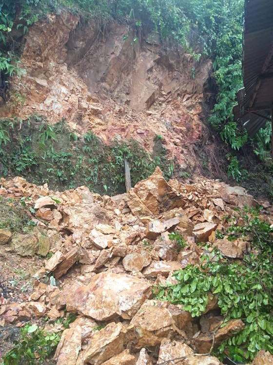 Quảng Ngãi: Núi sạt lở đổ xuống nhà dân ở Sơn Hà ảnh 1