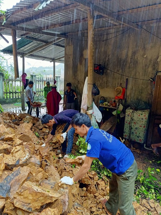 Quảng Ngãi: Núi sạt lở đổ xuống nhà dân ở Sơn Hà ảnh 2