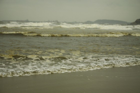 Quảng Ngãi: Nước biển vàng nâu, nổi bọt màu lan rộng đến làng biển Hải Ninh ảnh 6