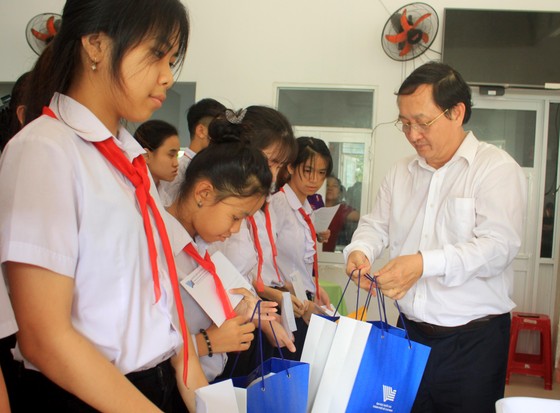 ĐHQG TPHCM trao học bổng cho học sinh Trung tâm Võ Hồng Sơn ảnh 2