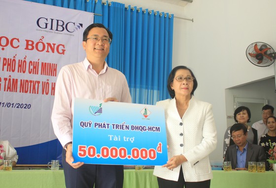 ĐHQG TPHCM trao học bổng cho học sinh Trung tâm Võ Hồng Sơn ảnh 3