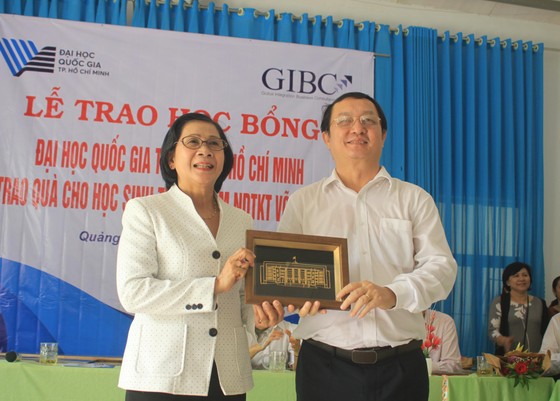 ĐHQG TPHCM trao học bổng cho học sinh Trung tâm Võ Hồng Sơn ảnh 4