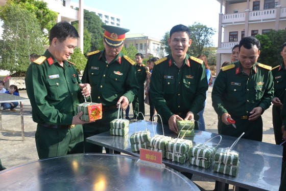Quảng Ngãi: Bộ đội gói 160 cặp bánh chưng tặng người nghèo ảnh 3