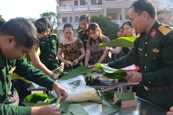 Quảng Ngãi: Bộ đội gói 160 cặp bánh chưng tặng người nghèo ảnh 2