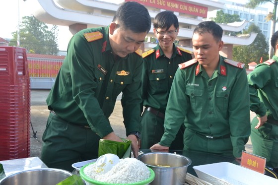 Quảng Ngãi: Bộ đội gói 160 cặp bánh chưng tặng người nghèo ảnh 1