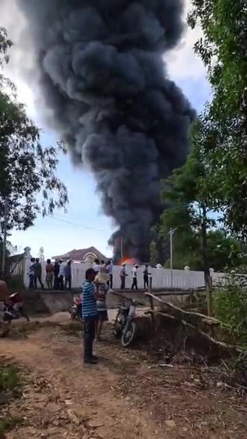 Cháy kho sản xuất mui nệm ở Quảng Ngãi ảnh 1