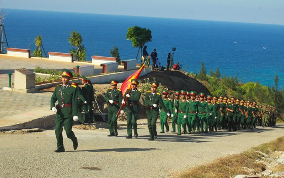 Lễ thượng cờ trên đỉnh Thới Lới, đảo Lý Sơn ảnh 5